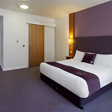 Premier Inn Chippenham Exteriör bild