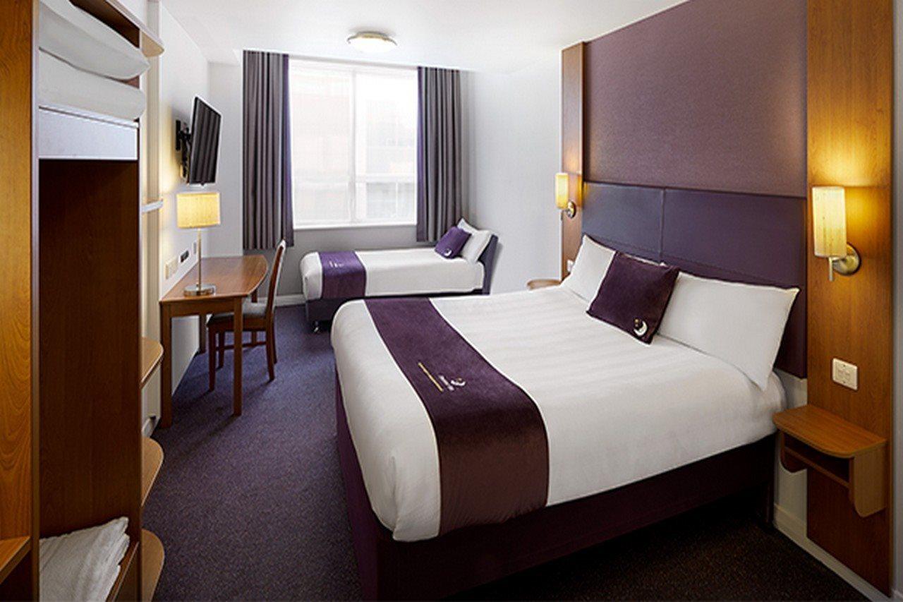 Premier Inn Chippenham Exteriör bild