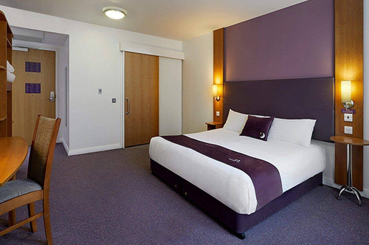Premier Inn Chippenham Exteriör bild