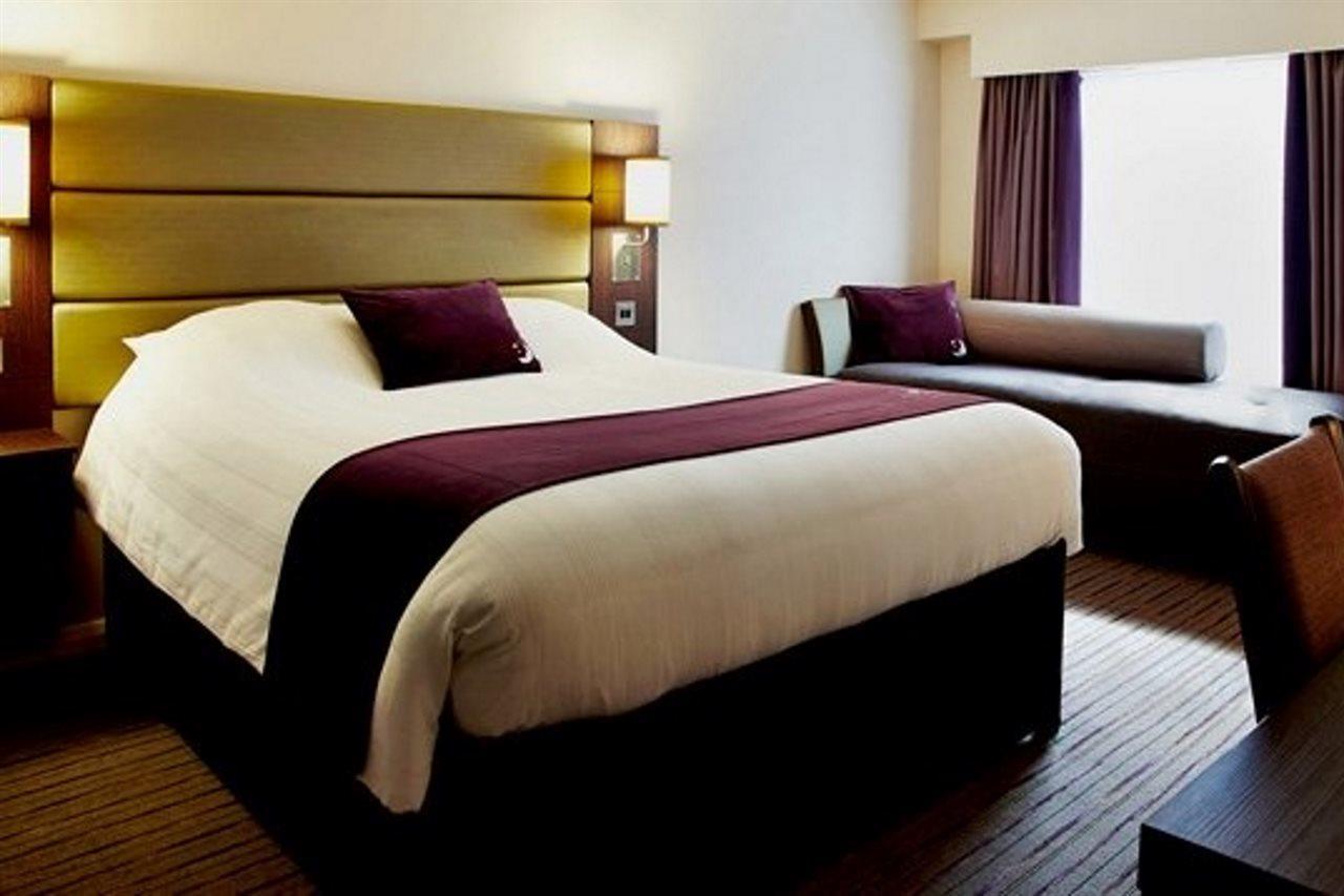 Premier Inn Chippenham Exteriör bild
