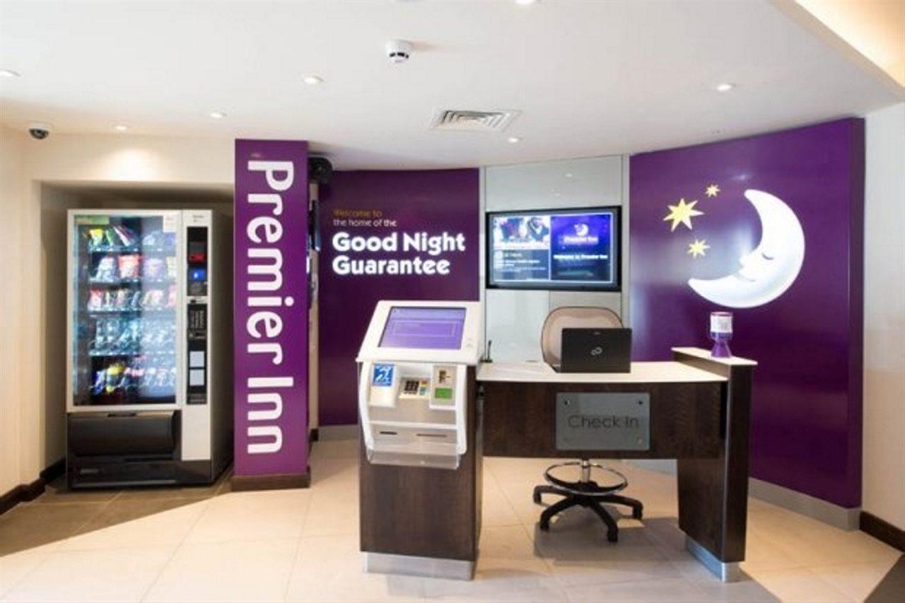 Premier Inn Chippenham Exteriör bild