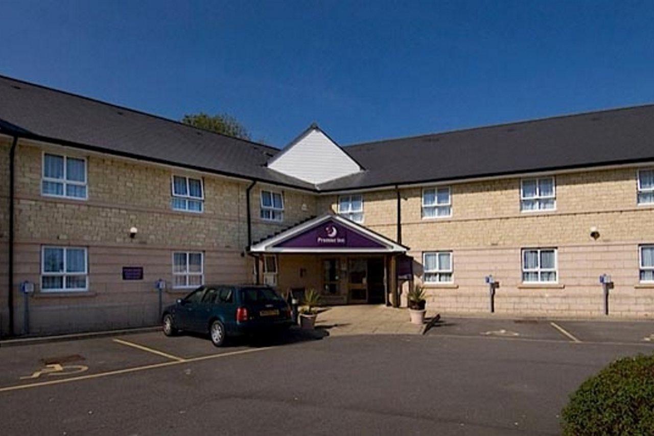 Premier Inn Chippenham Exteriör bild