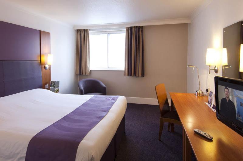 Premier Inn Chippenham Exteriör bild